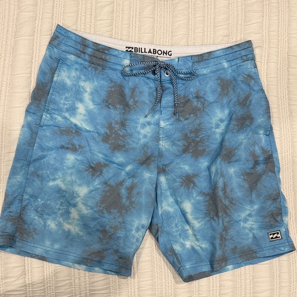 Billabong Men's Geometric and Tie-Dye Shorts Set - Picture 6 of 6